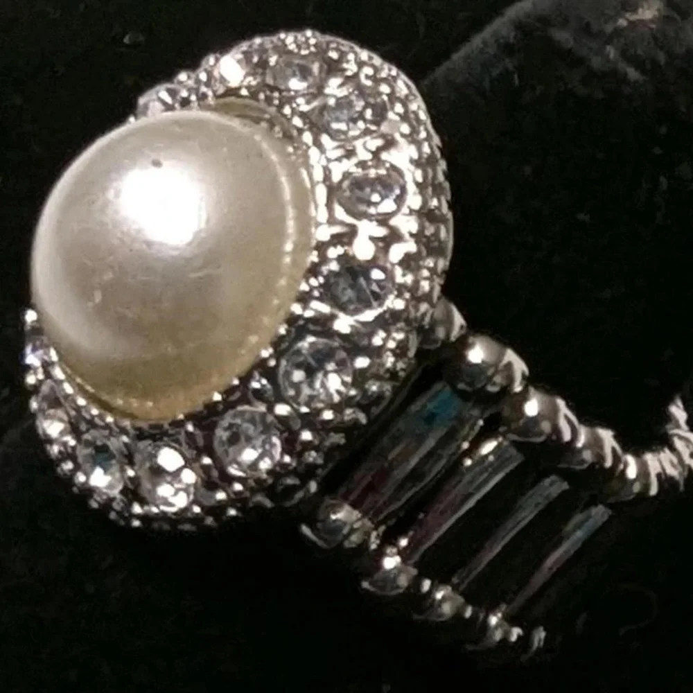 Faux Pearl Rhinestone Ring Stretch OSFM One Size Comfy Silver Tone New Round